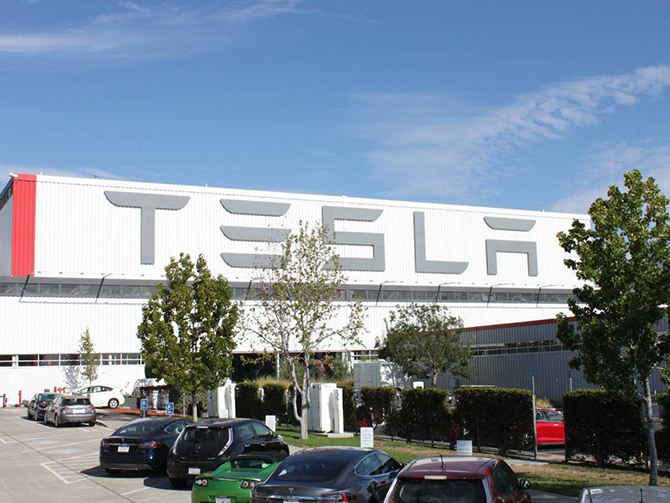 Экскурсия на завод, где Tesla собирает свою новую Model X Экскурсия на завод, где Tesla собирает свою новую Model X