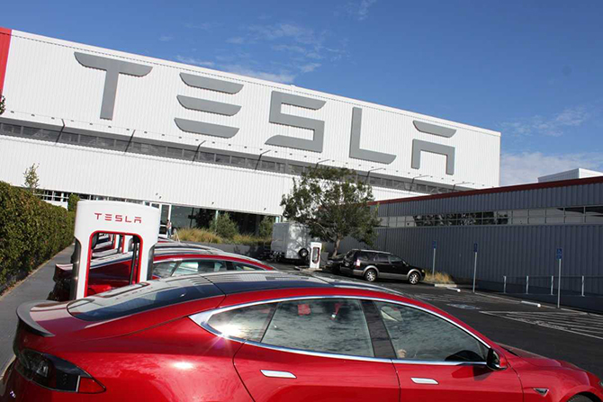 Экскурсия на завод, где Tesla собирает свою новую Model X Экскурсия на завод, где Tesla собирает свою новую Model X