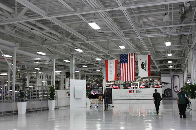 Экскурсия на завод, где Tesla собирает свою новую Model X Экскурсия на завод, где Tesla собирает свою новую Model X
