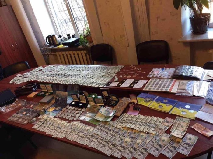 На Украине у задержанного полковника полиции изъяли оружие, золотые слитки и ювелирные изделия