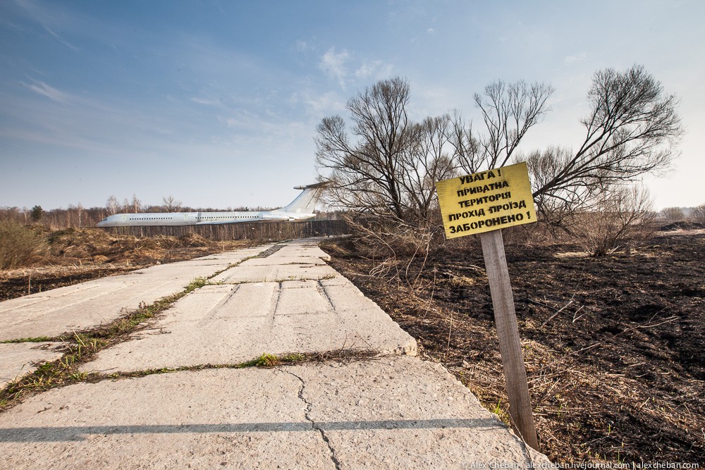 Самолет Брежнева в украинском огороде Самолет Брежнева в украинском огороде