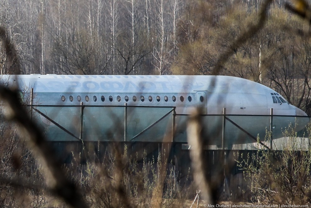 Самолет Брежнева в украинском огороде Самолет Брежнева в украинском огороде