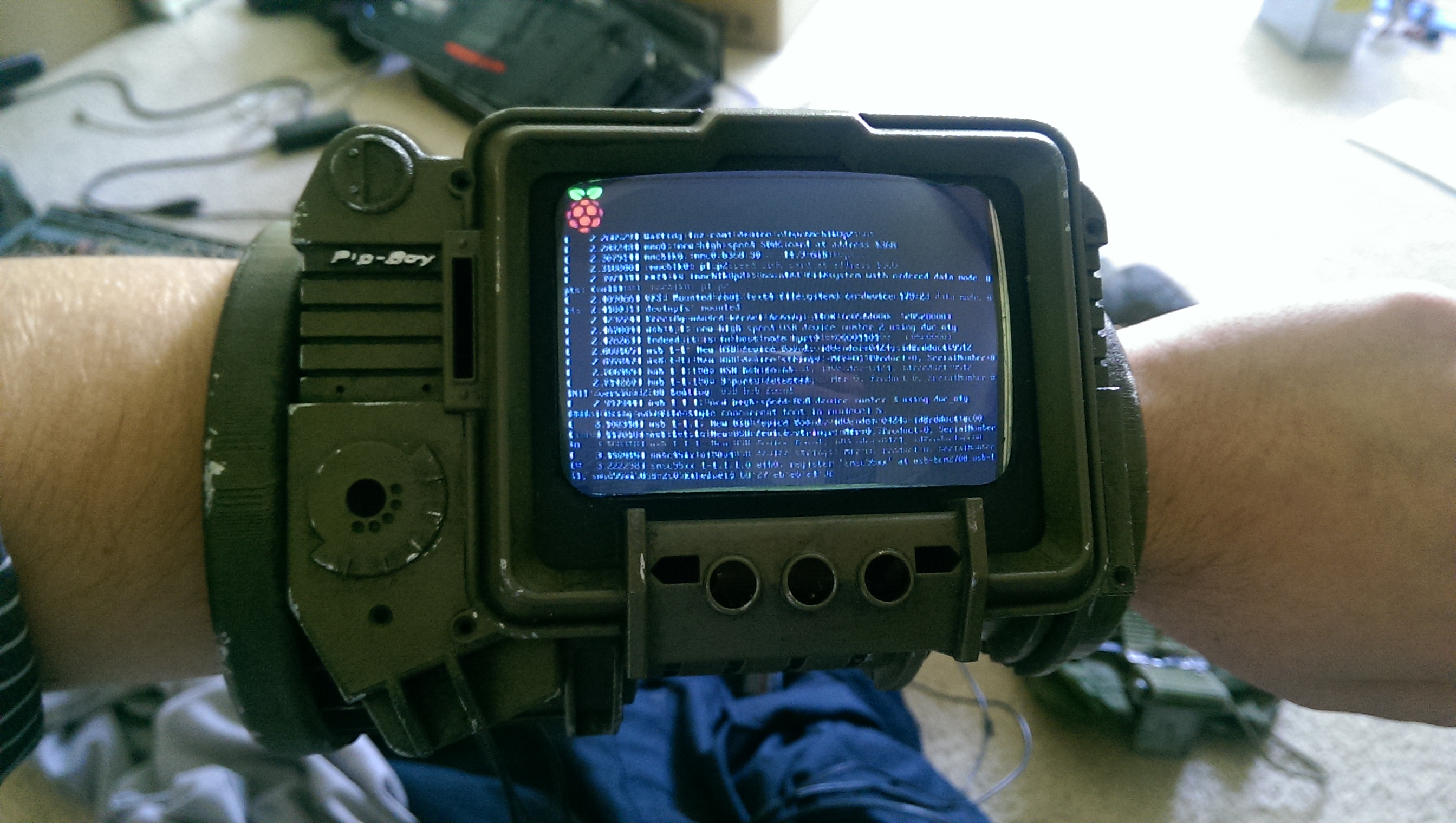 Фанат игры Fallout собрал работающую копию ассистента PipBoy 3000a