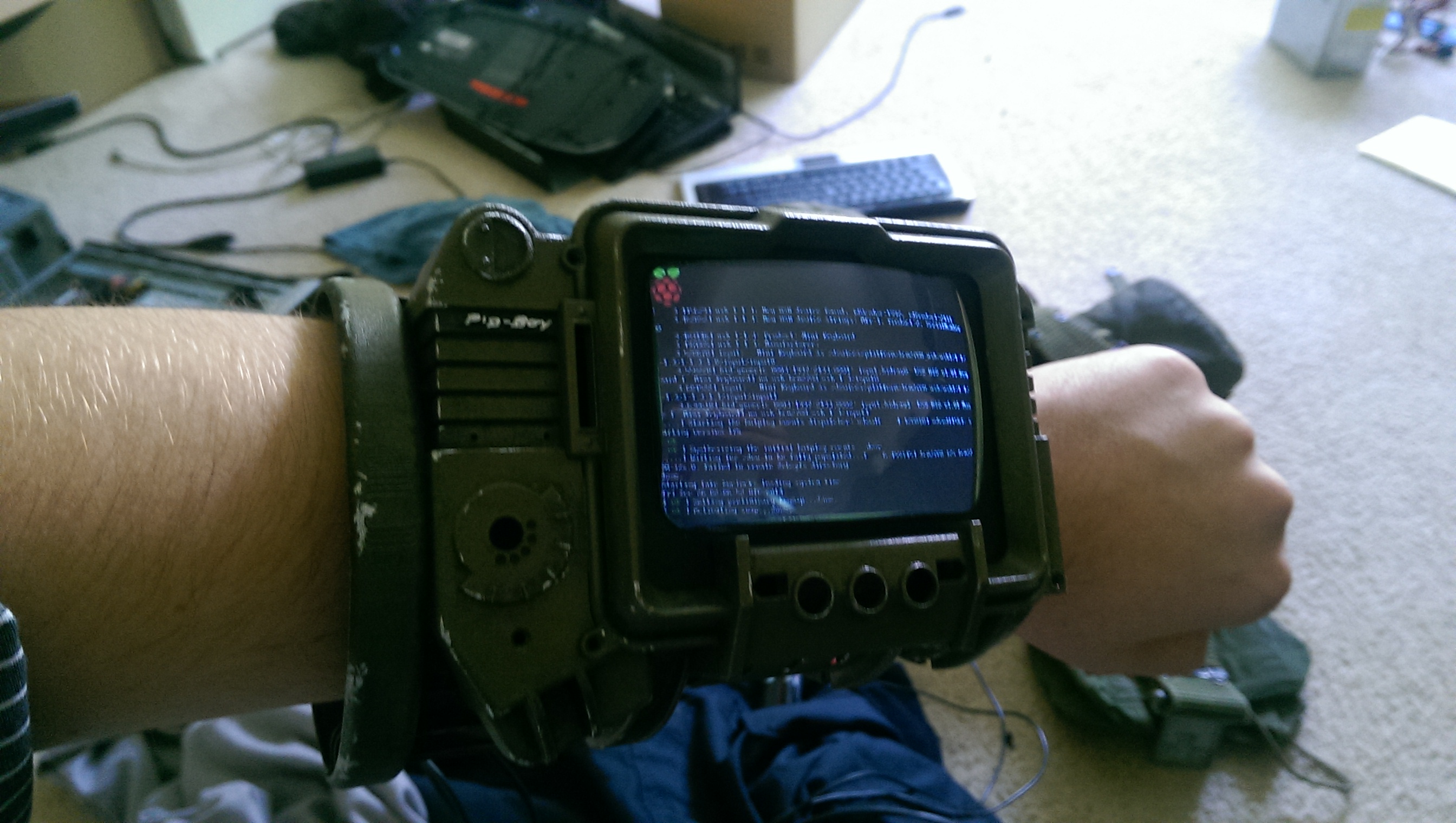 Фанат игры Fallout собрал работающую копию ассистента PipBoy 3000a