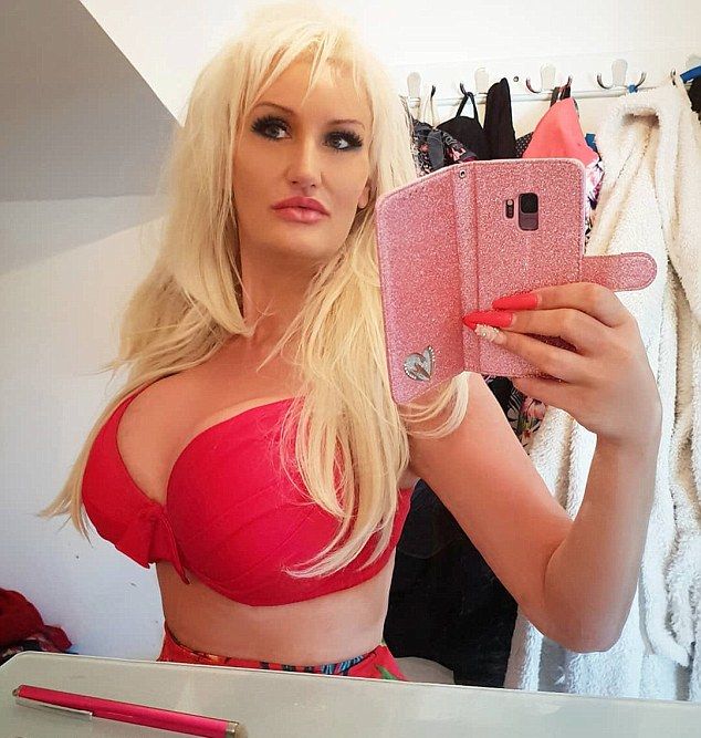 Девушка вылепила из себя грудастую блондинку