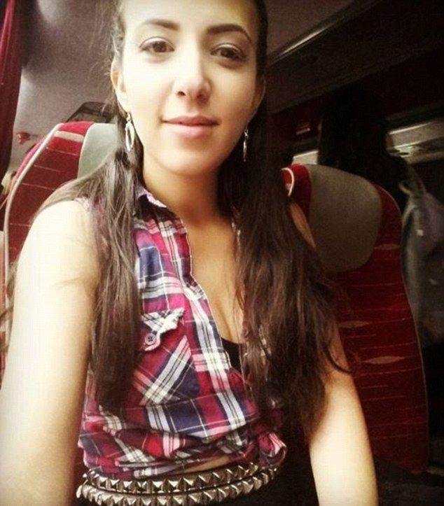 В сельской местности британского графства прошла ежегодная оргия на полтысячи человек
