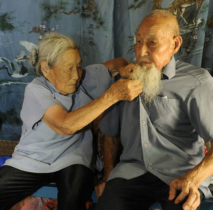 После 80 лет совместной жизни супружеская пара наконец-то сделала свадебную фотосессию После 80 лет совместной жизни супружеская пара наконец-то сделала свадебную фотосессию