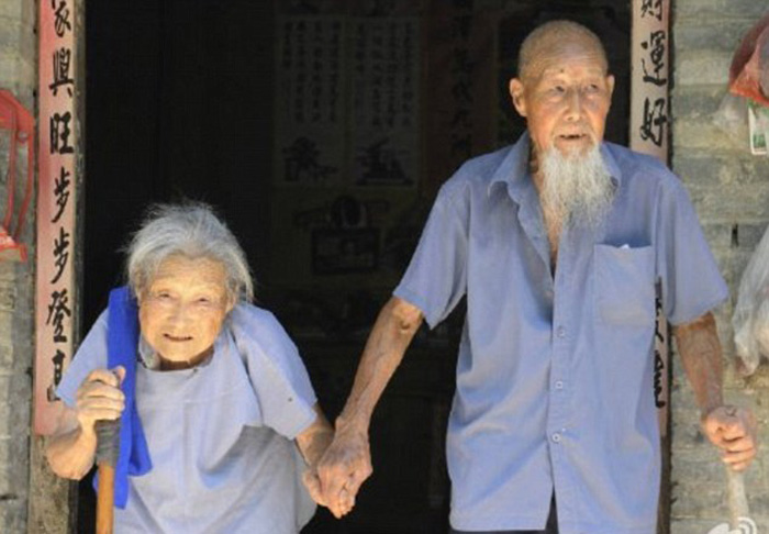 После 80 лет совместной жизни супружеская пара наконец-то сделала свадебную фотосессию После 80 лет совместной жизни супружеская пара наконец-то сделала свадебную фотосессию