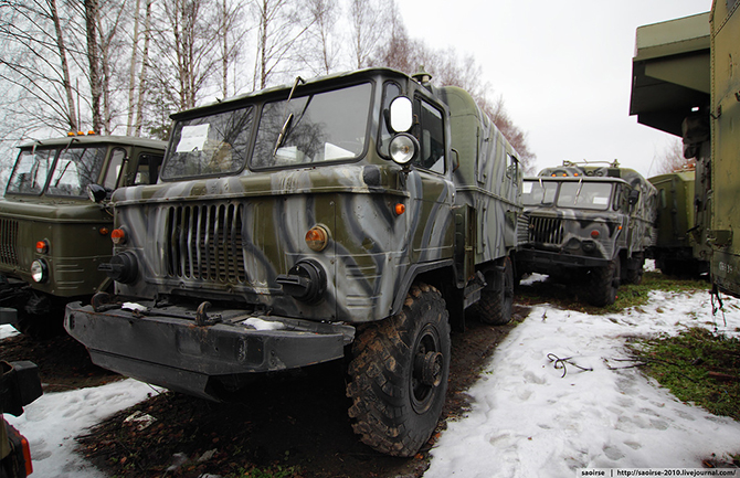 Березки, снег и списанная военная техника Березки, снег и списанная военная техника
