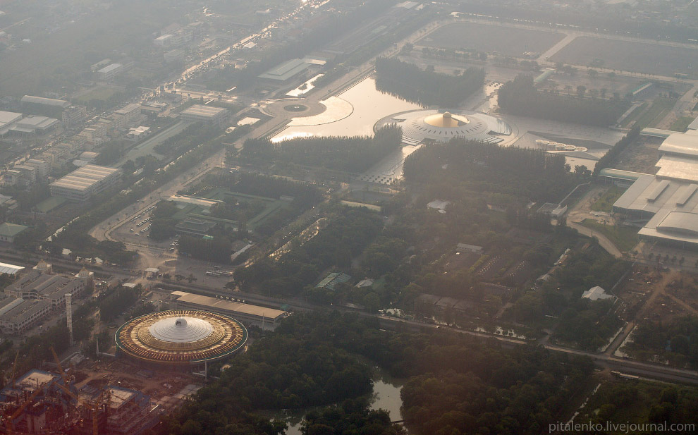 Храм Wat Dhammakaya и миллион золотых статуэток Храм Wat Dhammakaya и миллион золотых статуэток