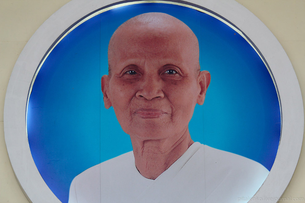 Храм Wat Dhammakaya и миллион золотых статуэток Храм Wat Dhammakaya и миллион золотых статуэток