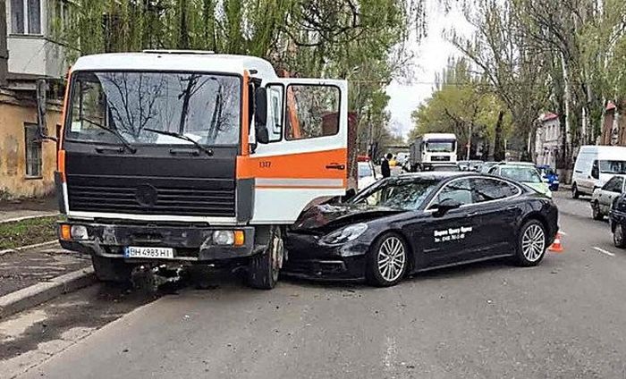 В Одессе во время тест-драйва разбили спорткар Porshe Panamera 4S