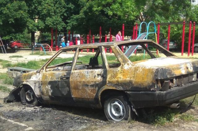 В Симферополе массово поджигают неправильно припаркованные автомобили