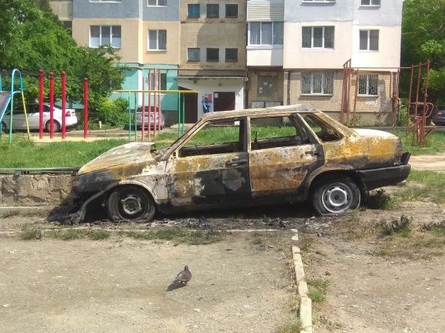 В Симферополе массово поджигают неправильно припаркованные автомобили