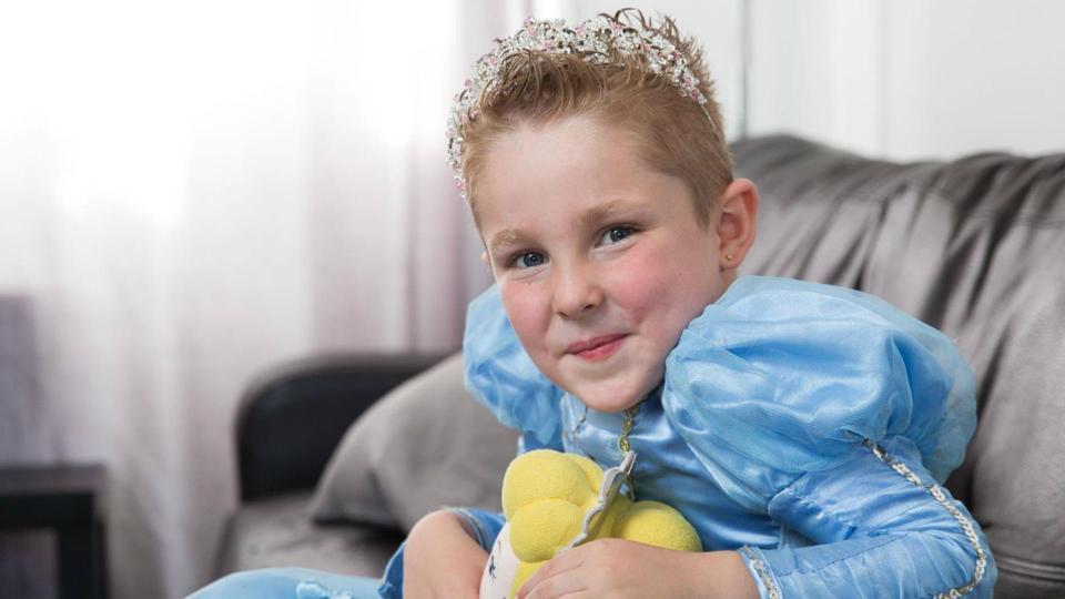 5-летний мальчик с проколотыми ушами и в платье