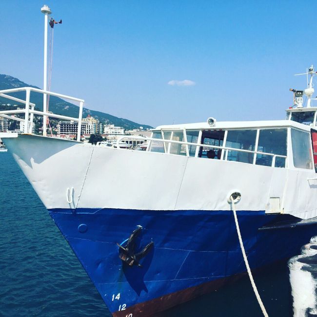 В Крыму капитан доверил управление судна понравившейся ему девушке