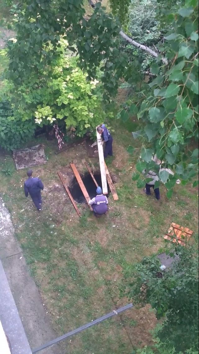 Коммунальщики свалили строительный мусор в яму и прикрыли досками
