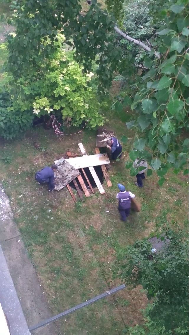 Коммунальщики свалили строительный мусор в яму и прикрыли досками