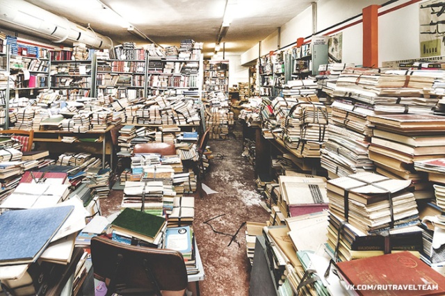 Советское бомбоубежище, полностью заполненное книгами Советское бомбоубежище, полностью заполненное книгами