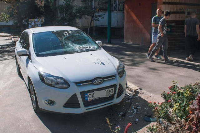 Киевский ревнивец сбросил на автомобиль "конкурента" старый телевизор