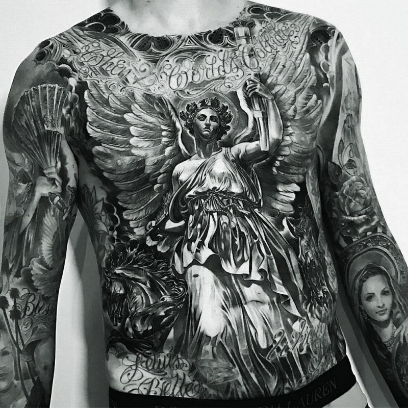 Самые впечатляющие татуировки со всего мира в книге TTT: Tattoo