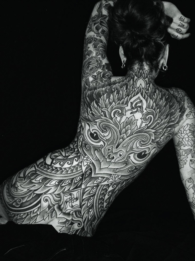 Самые впечатляющие татуировки со всего мира в книге TTT: Tattoo