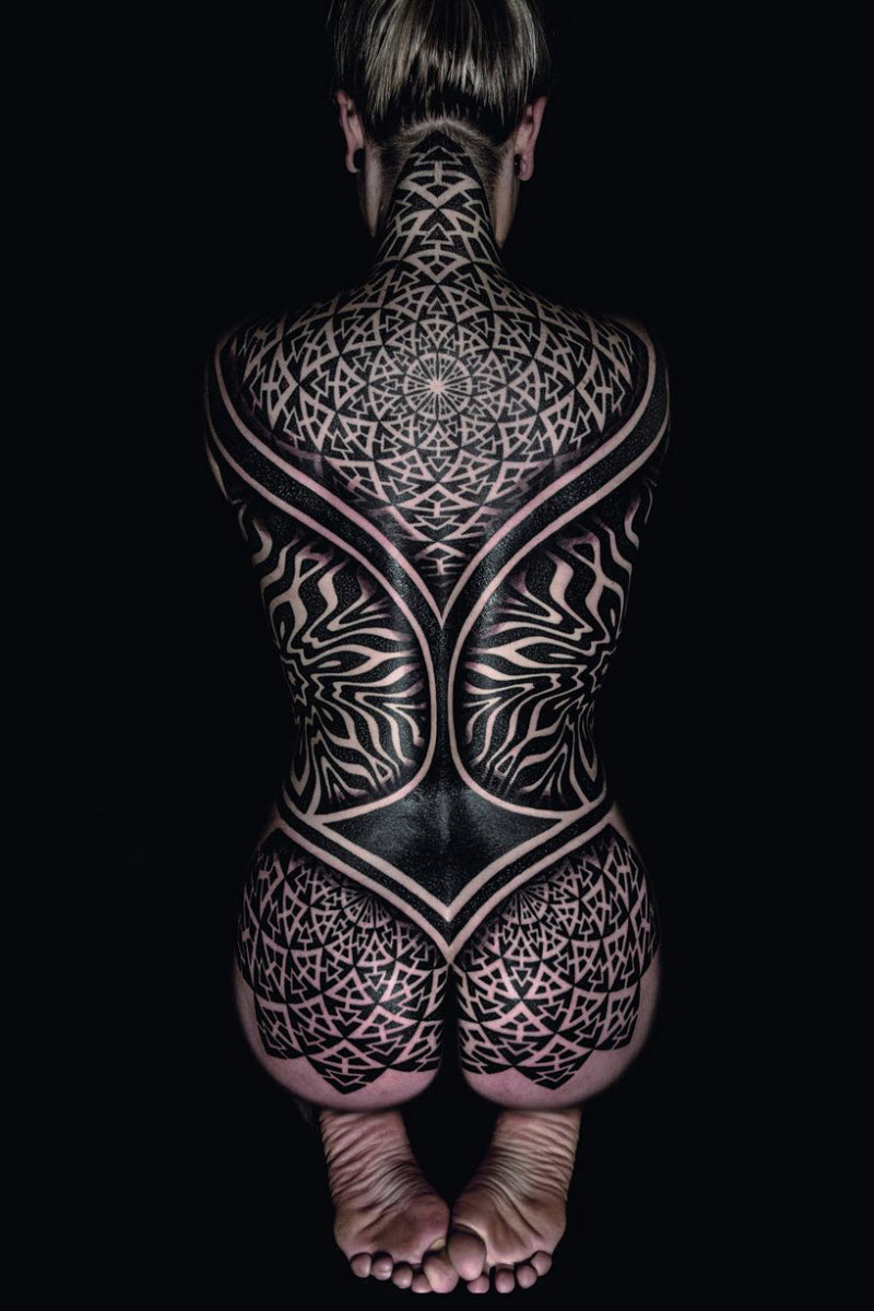 Самые впечатляющие татуировки со всего мира в книге TTT: Tattoo