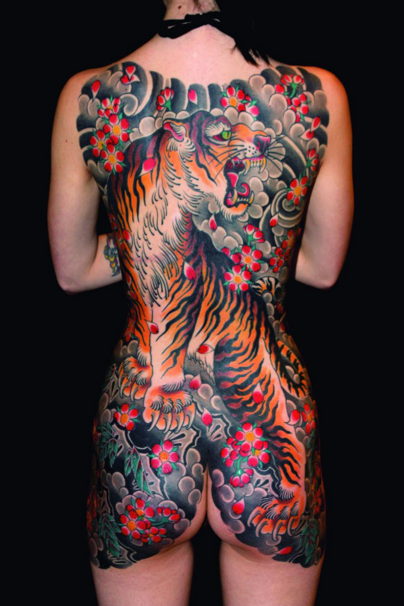 Самые впечатляющие татуировки со всего мира в книге TTT: Tattoo