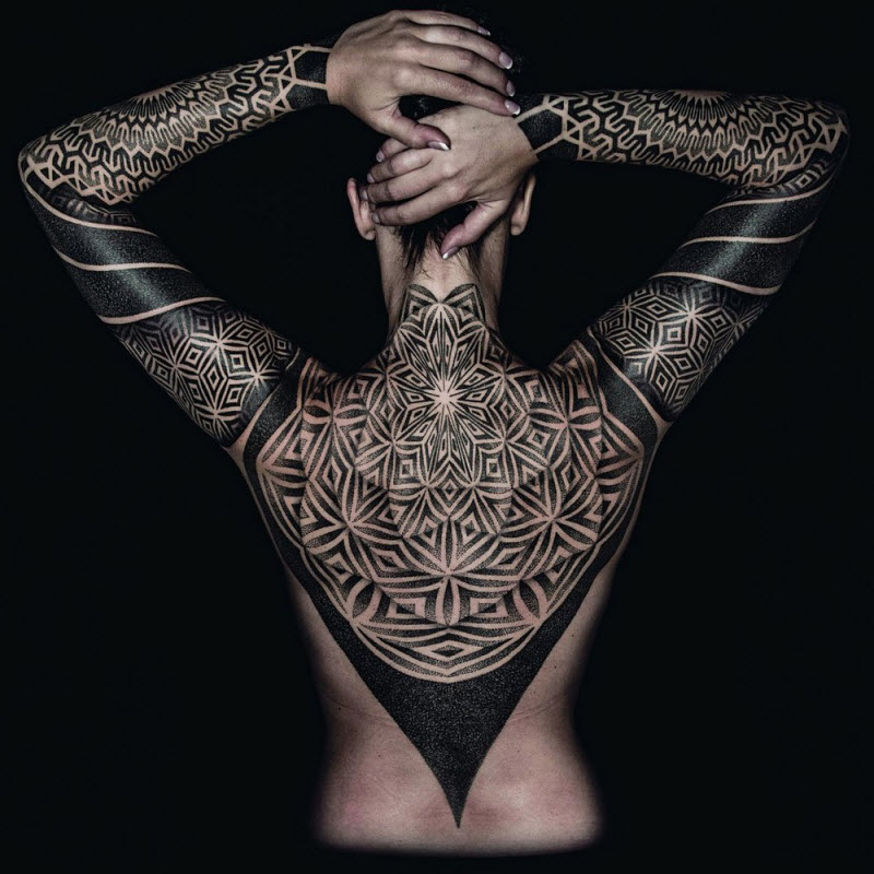 Самые впечатляющие татуировки со всего мира в книге TTT: Tattoo