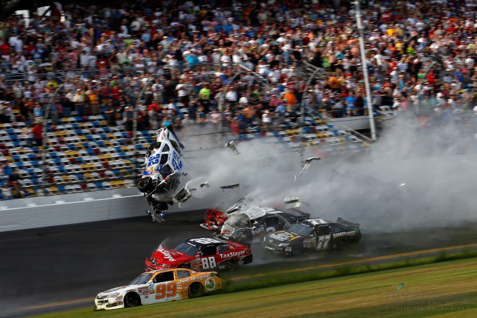 Жестокая авария на гонках NASCAR (14 фото)