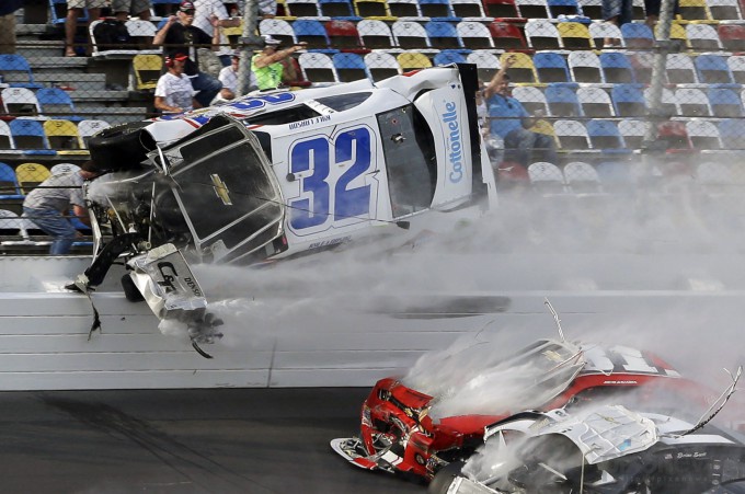 Жестокая авария на гонках NASCAR (14 фото)