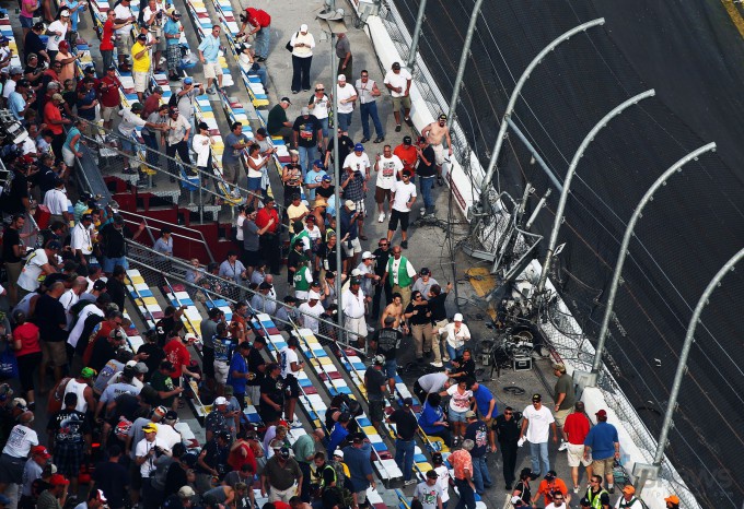 Жестокая авария на гонках NASCAR (14 фото)