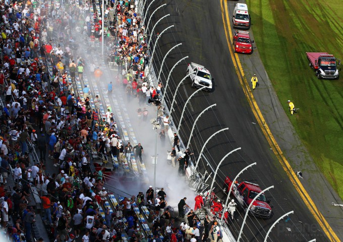 Жестокая авария на гонках NASCAR (14 фото)
