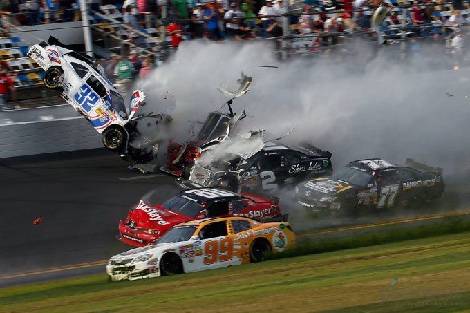 Жестокая авария на гонках NASCAR (14 фото)
