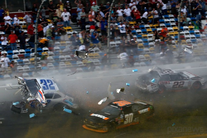 Жестокая авария на гонках NASCAR (14 фото)