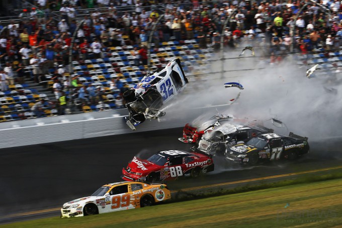 Жестокая авария на гонках NASCAR (14 фото)