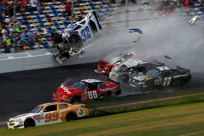 Жестокая авария на гонках NASCAR (14 фото)