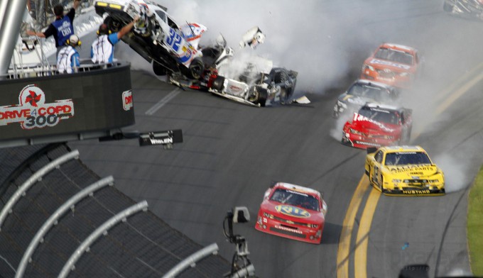 Жестокая авария на гонках NASCAR (14 фото)