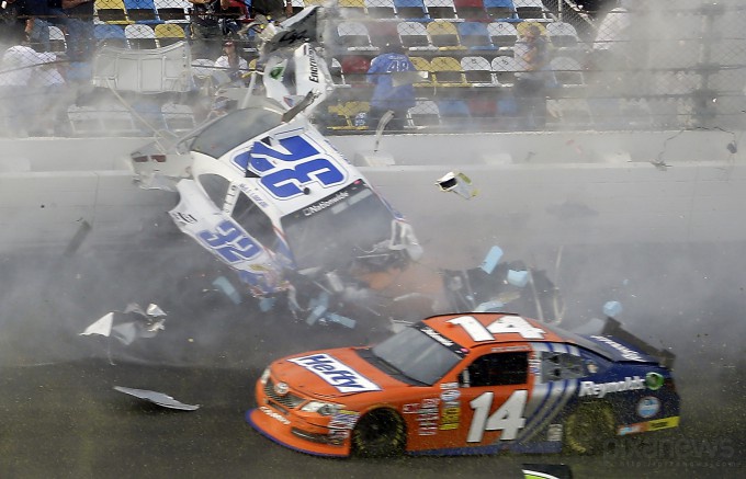 Жестокая авария на гонках NASCAR (14 фото)