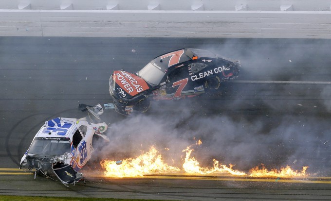 Жестокая авария на гонках NASCAR (14 фото)