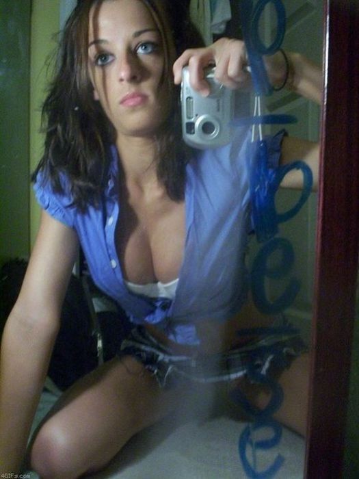 Девушки фотографируют себя