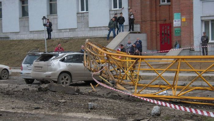 Башенный кран упал на машину замгенпрокурора РФ (6 фото)