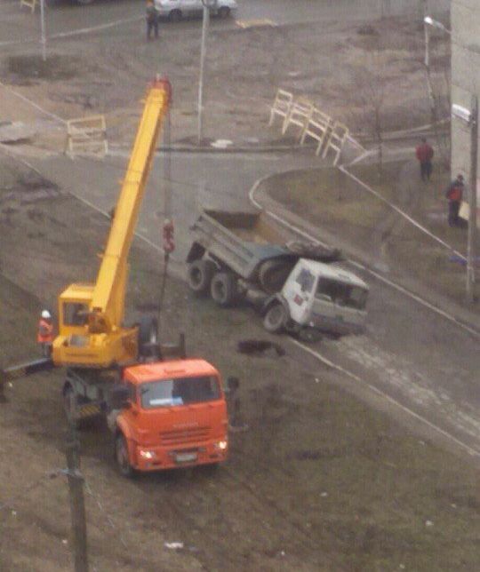 В Ижевске подъемный кран, вытаскивавший «КамАЗ» из ямы, сам провалился в яму