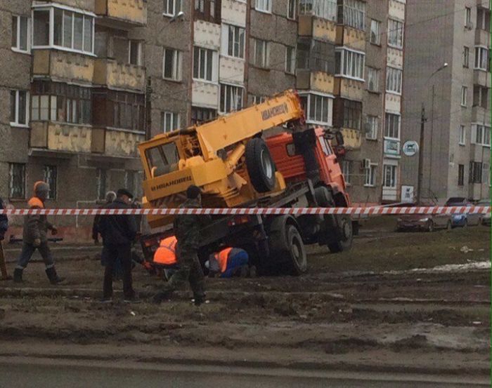 В Ижевске подъемный кран, вытаскивавший «КамАЗ» из ямы, сам провалился в яму