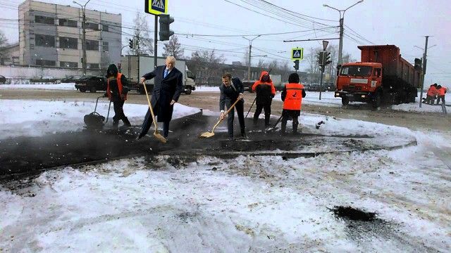 Сажающие дерево Трамп и Макрон стали героями фотожаб