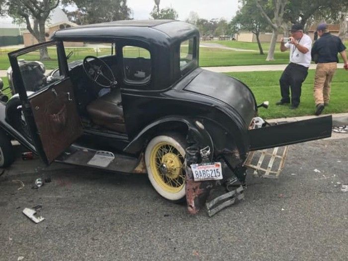 В США водитель отвлекся на телефон и врезался в раритетный Ford Model A 1931 года