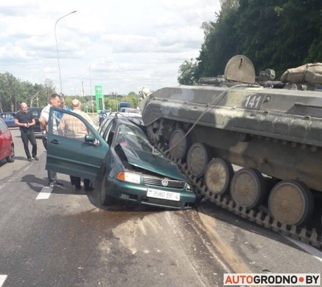 БМП наехала на легковой автомобиль на выезде из Гродно
