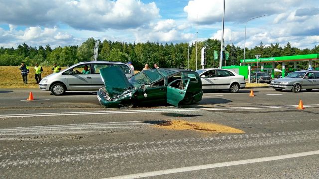 БМП наехала на легковой автомобиль на выезде из Гродно