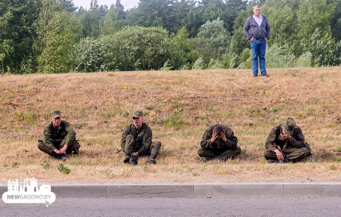 БМП наехала на легковой автомобиль на выезде из Гродно
