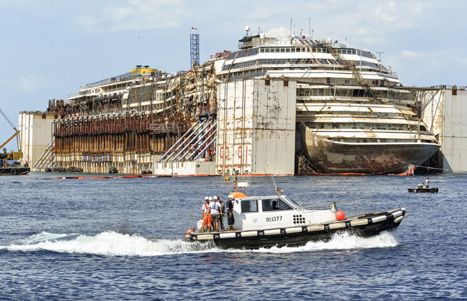 Последнее путешествие лайнера Costa Concordia (29 фото) Последнее путешествие лайнера Costa Concordia (29 фото)